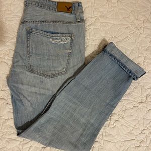 American eagle Light wash ripped mom jeans